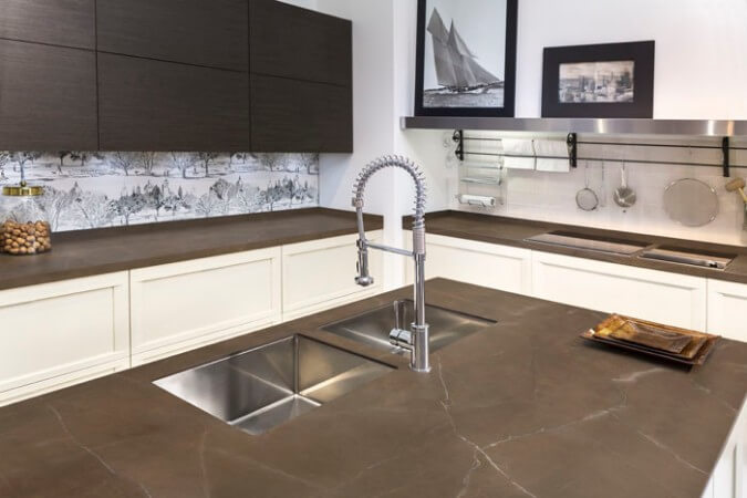  comptoir de surface ultra-compact neolith - couleur mousse de fer sur un îlot de cuisine élégant 