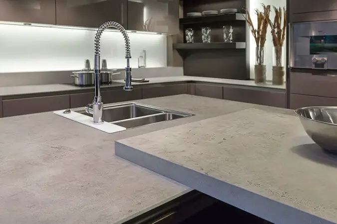 controsoffitti neolith che sembrano cemento nella cucina urbana contemporanea